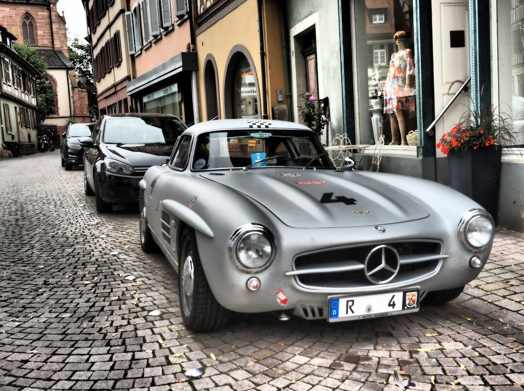 Line of classic rally cars parked on a cobblestone street in Colonia del Sacramento